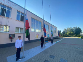 Церемония поднятия флагов.